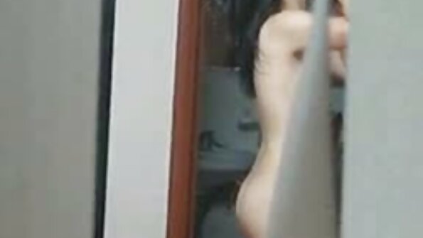 En sexet lille tøs åbner sine ben for at få noget pik i hende