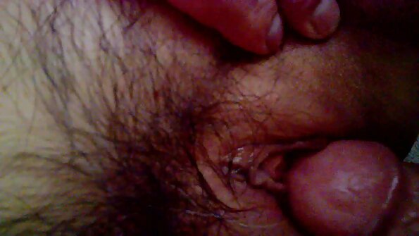 Brunette med en behåret fisse onanerer med sit sexlegetøj