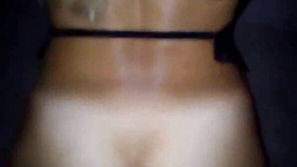 En bimbo med store bryster modtager analsex foran kameraet