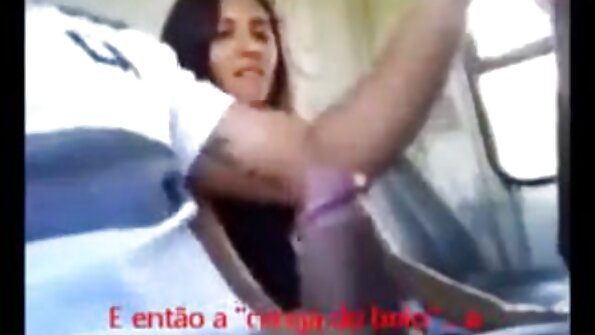 En Latina med en tatovering over sin fisse knepper bag i en varevogn