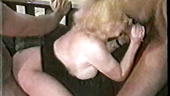 Barmfagre babe bliver kneppet af en ung pornoskuespiller