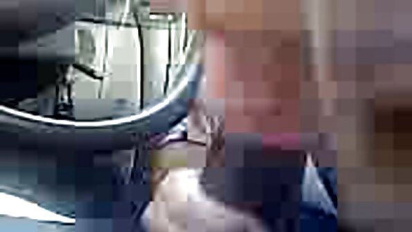 En sexet amatør bliver filmet, hvor hun får kneppet sin fisse på varevognen