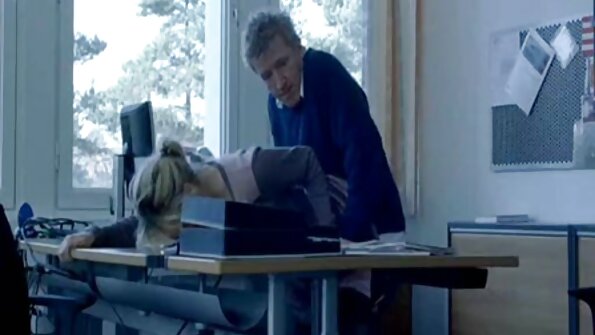 En blondine bliver også lagt på skrivebordet og kneppet hårdt