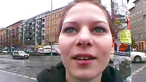 En tyk gammel behåret kvinde får sin kusse penetreret, mens hun bøjer sig