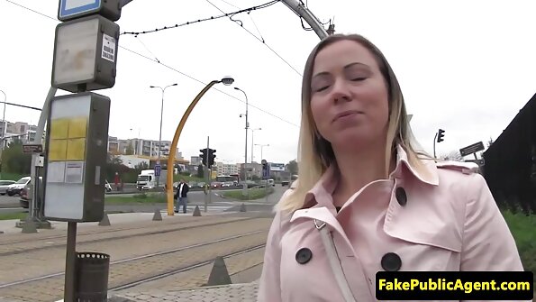 En sexet dame får en stor pik i sin stramme runde røv