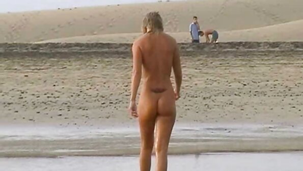 Brunette MILF slog i bytte ligesom sin steddatter