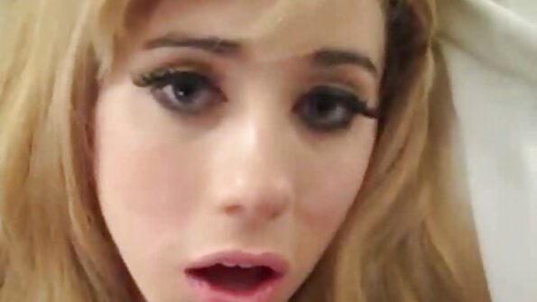 En blondine bliver spooned og analt kneppet i den kinky scene