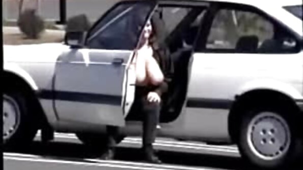 En glamourøs dame er ved at få sin røv og kusselæber spredt på vid gab
