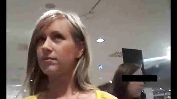 En milf, der har varme tan linjer, er kneppet på sengen virkelig hårdt