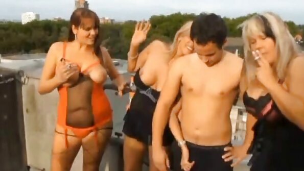 En bimbo milf med store bryster bliver kneppet i sin våde fisse