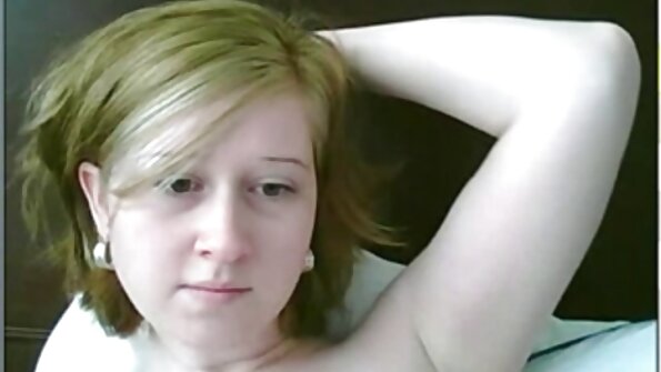 En brunette, der er i sit lingeri, elsker med sin partner