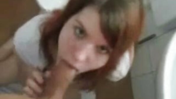 En varm helt naturlig Latina ramler sig selv med en stor dildo