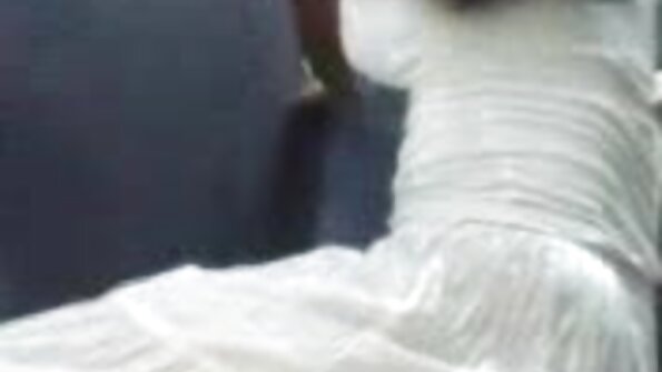 En begær fyldt babe er på ryggen på sengen, skide en fyr